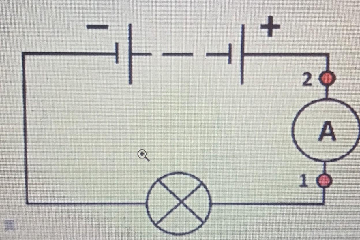 Рассмотри рисунок в каком направлении течет ток через амперметр при замкнутой цепи